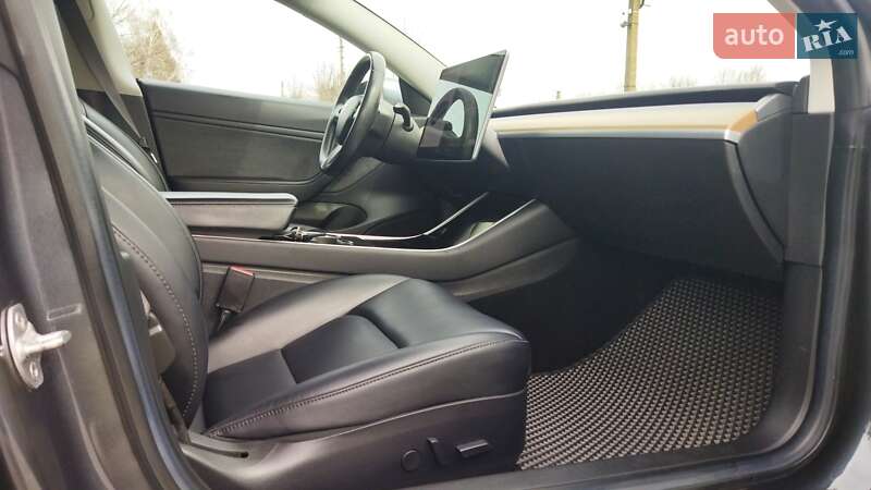 Седан Tesla Model 3 2018 в Староконстантинове