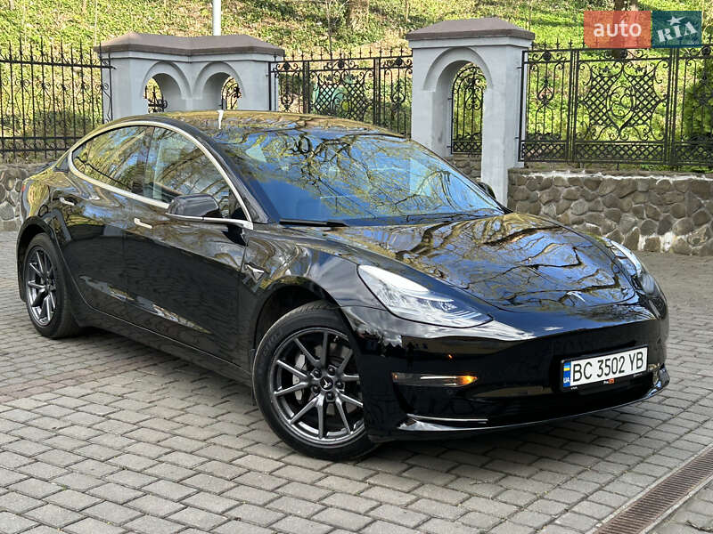 Седан Tesla Model 3 2018 в Львове
