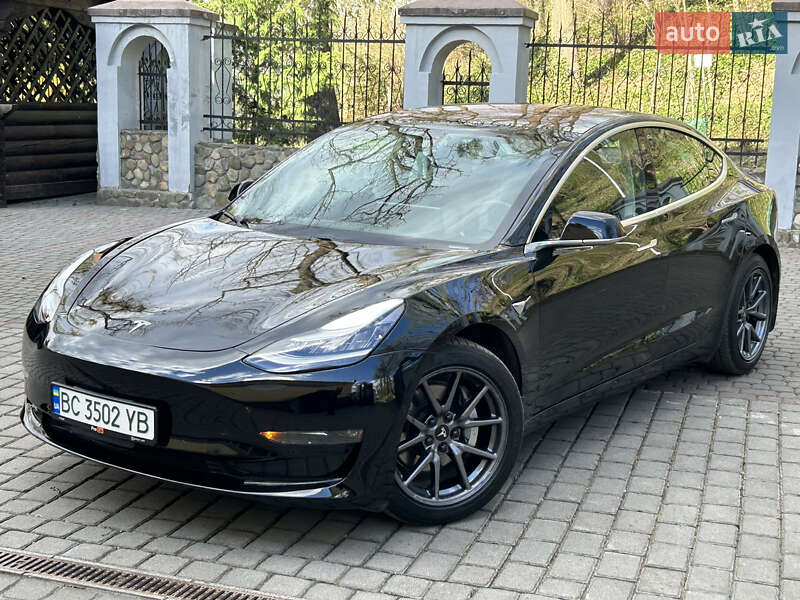 Седан Tesla Model 3 2018 в Львові