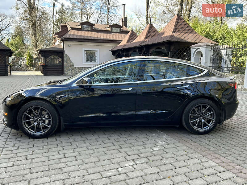 Седан Tesla Model 3 2018 в Львові