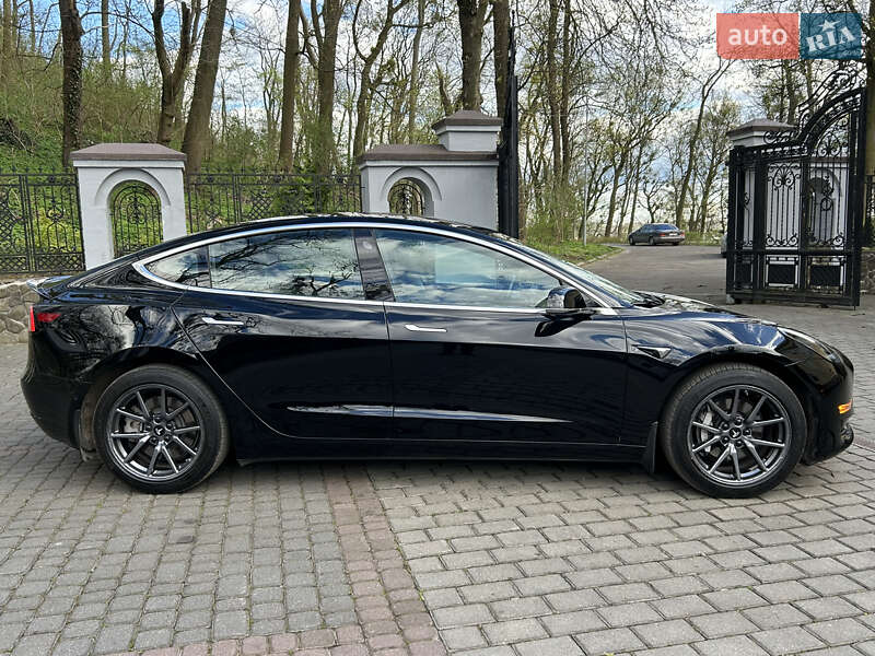 Седан Tesla Model 3 2018 в Львові