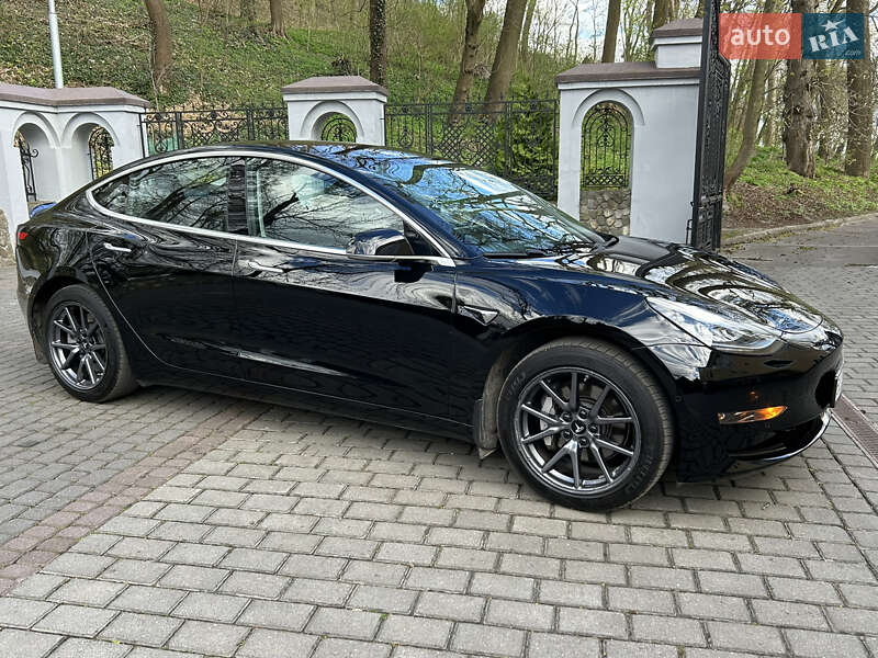 Седан Tesla Model 3 2018 в Львове