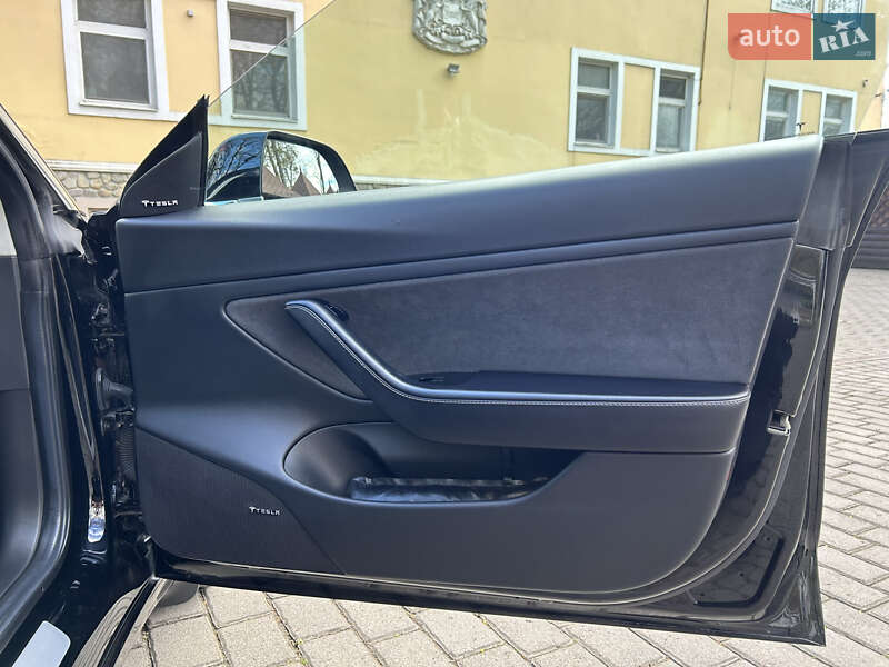 Седан Tesla Model 3 2018 в Львове