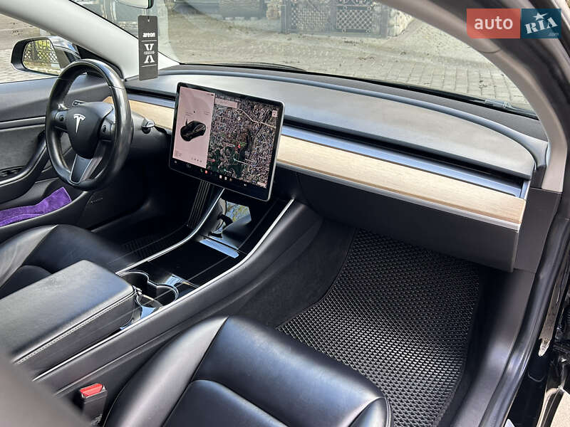 Седан Tesla Model 3 2018 в Львові
