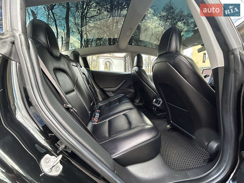 Седан Tesla Model 3 2018 в Львові
