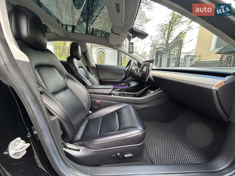 Седан Tesla Model 3 2018 в Львові
