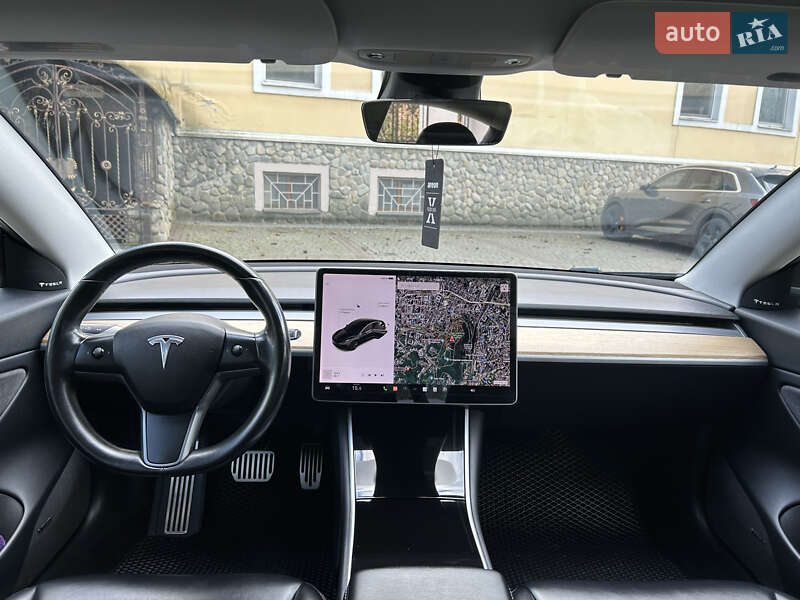Седан Tesla Model 3 2018 в Львове