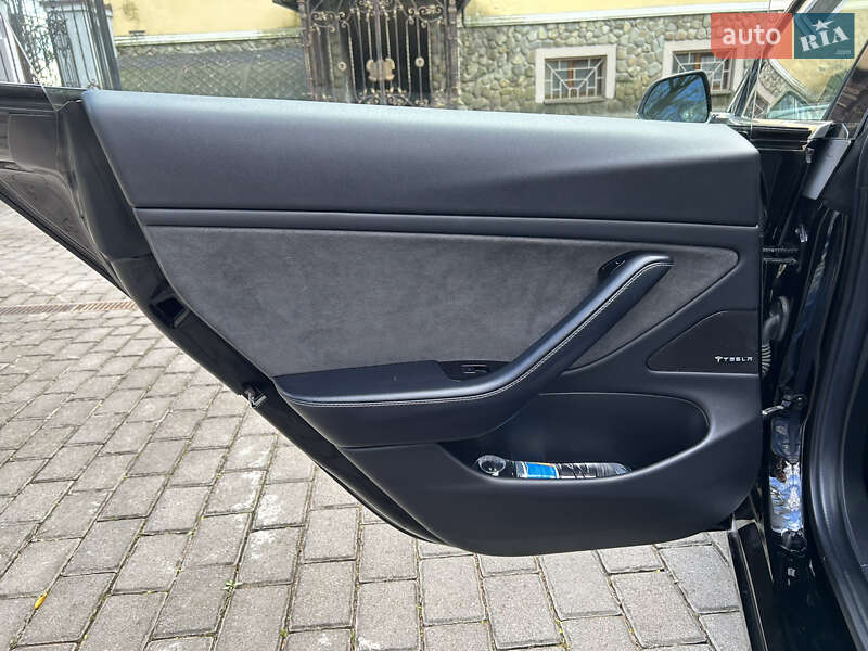 Седан Tesla Model 3 2018 в Львові