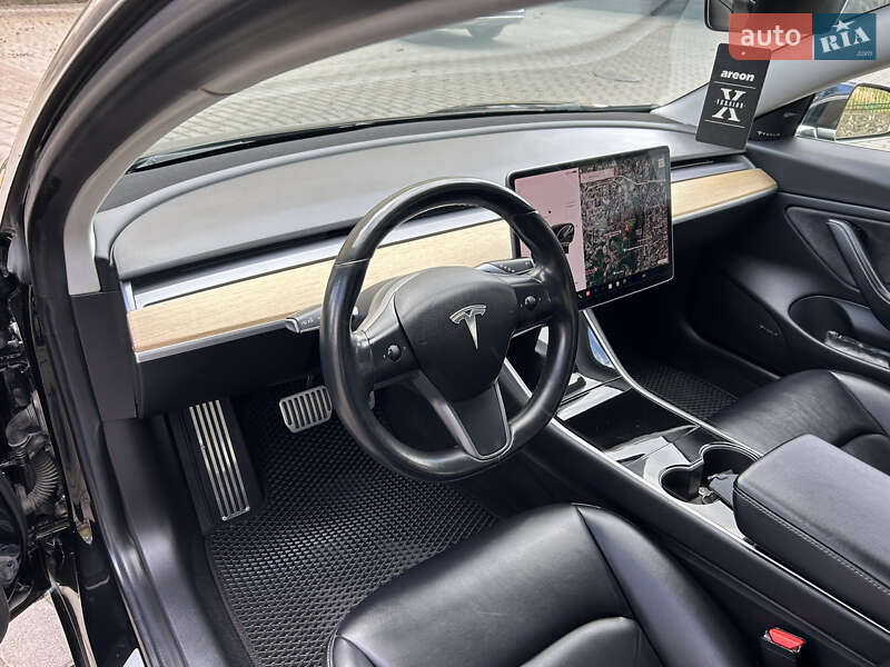 Седан Tesla Model 3 2018 в Львові