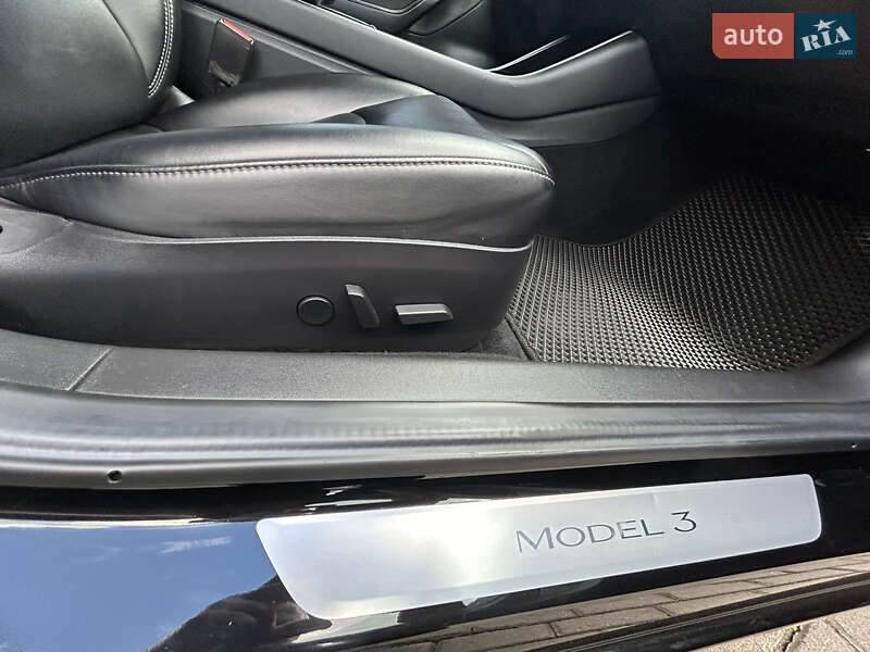 Седан Tesla Model 3 2018 в Львові