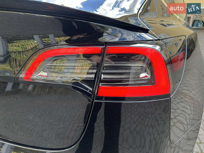 Седан Tesla Model 3 2018 в Львові