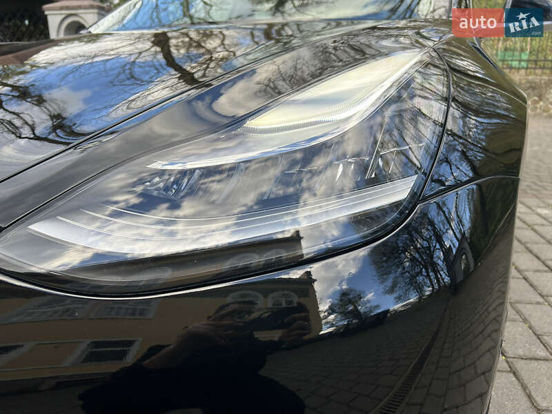 Седан Tesla Model 3 2018 в Львові