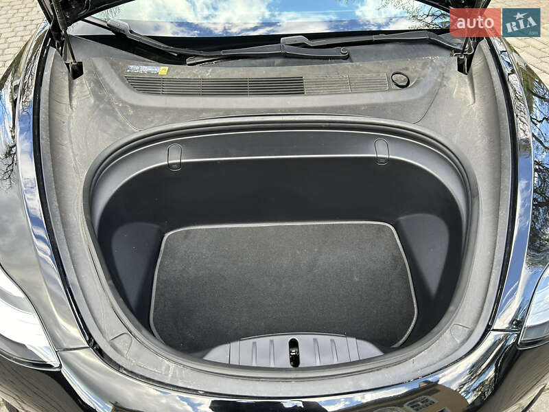 Седан Tesla Model 3 2018 в Львове