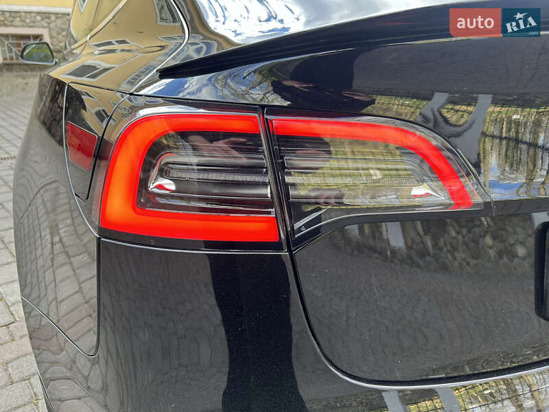 Седан Tesla Model 3 2018 в Львові