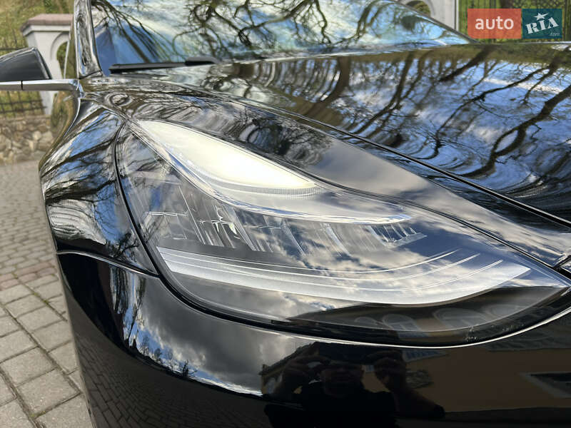 Седан Tesla Model 3 2018 в Львові