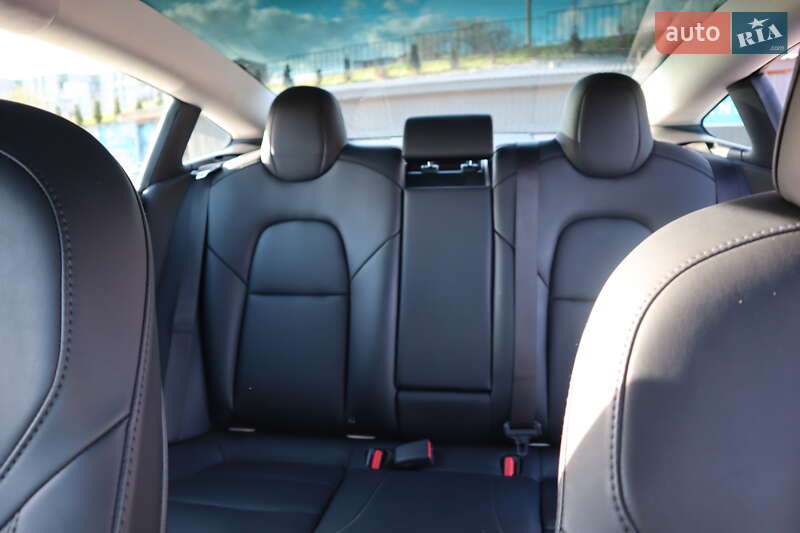 Седан Tesla Model 3 2020 в Дрогобыче
