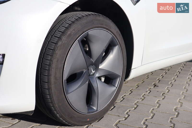 Седан Tesla Model 3 2020 в Дрогобыче