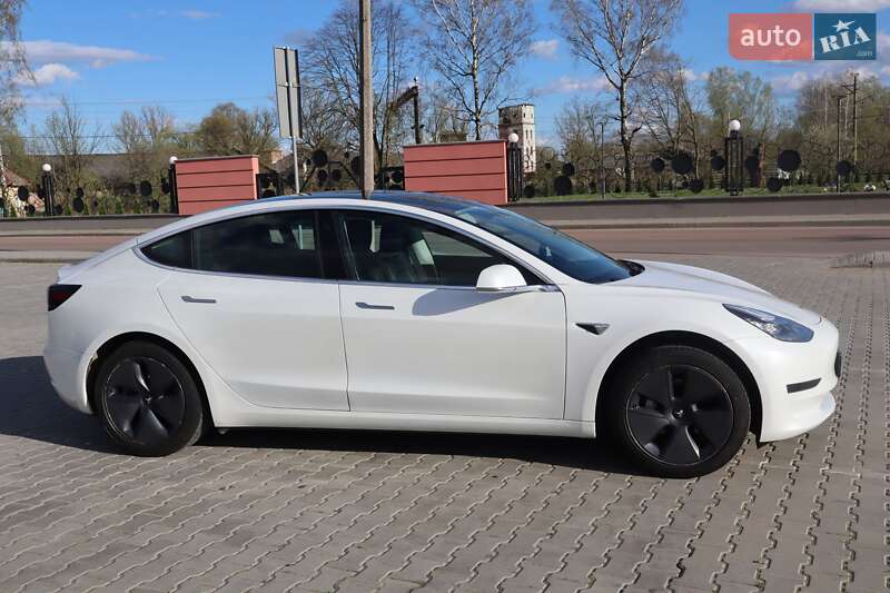 Седан Tesla Model 3 2020 в Дрогобыче