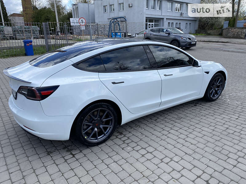Седан Tesla Model 3 2020 в Львові