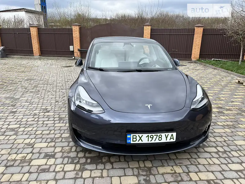 Седан Tesla Model 3 2020 в 