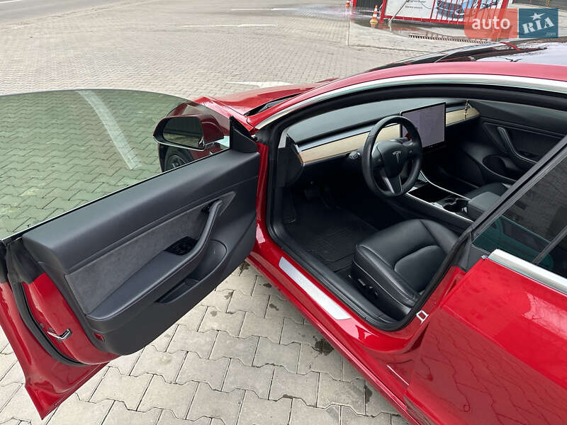 Седан Tesla Model 3 2018 в Черновцах