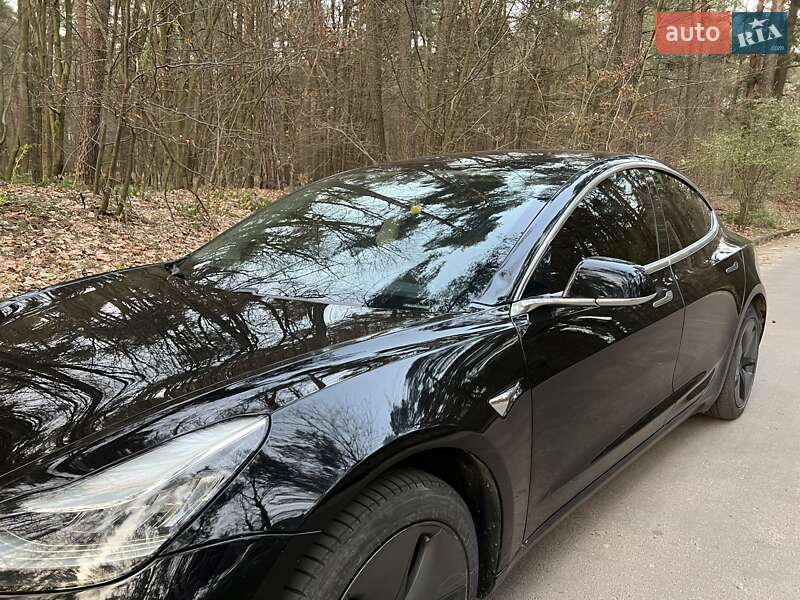 Седан Tesla Model 3 2019 в Львове