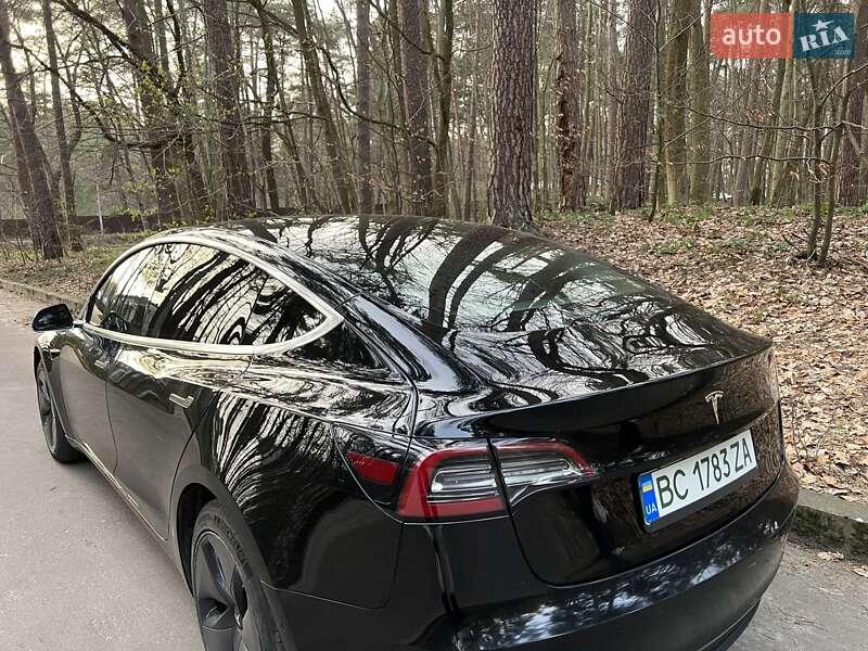 Седан Tesla Model 3 2019 в Львове