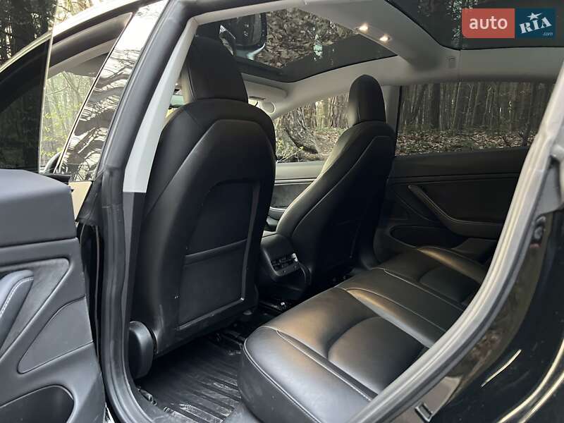 Седан Tesla Model 3 2019 в Львові