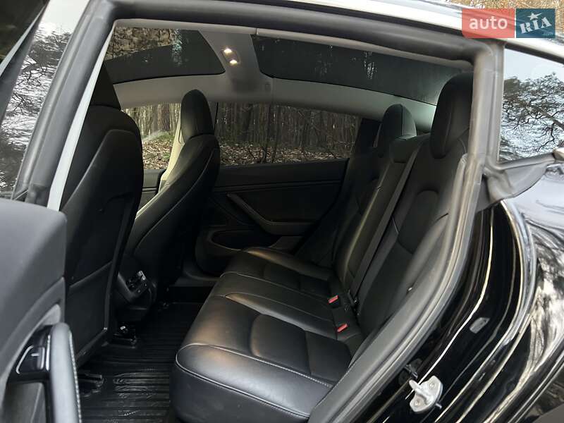 Седан Tesla Model 3 2019 в Львове