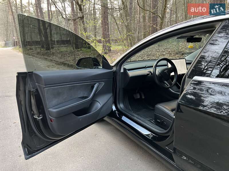 Седан Tesla Model 3 2019 в Львове