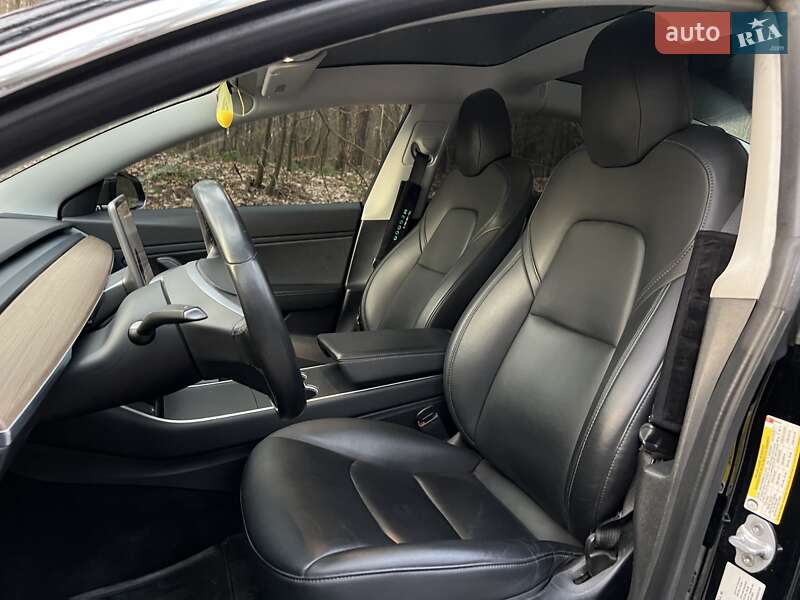 Седан Tesla Model 3 2019 в Львове