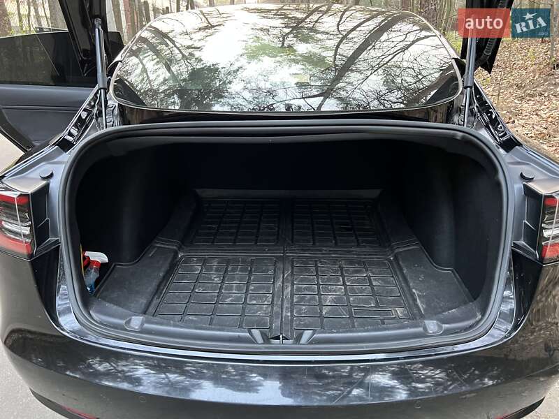 Седан Tesla Model 3 2019 в Львове