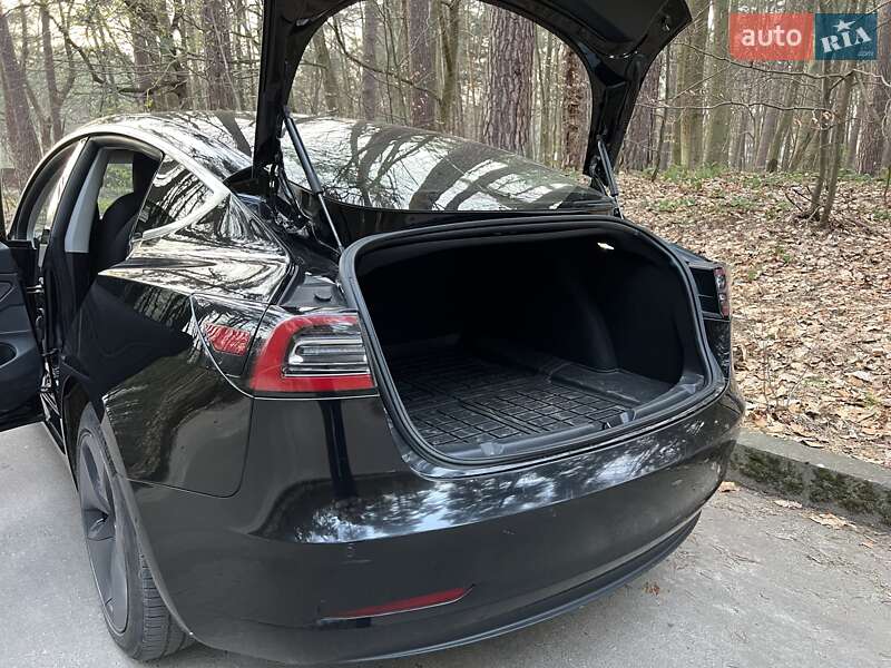 Седан Tesla Model 3 2019 в Львове