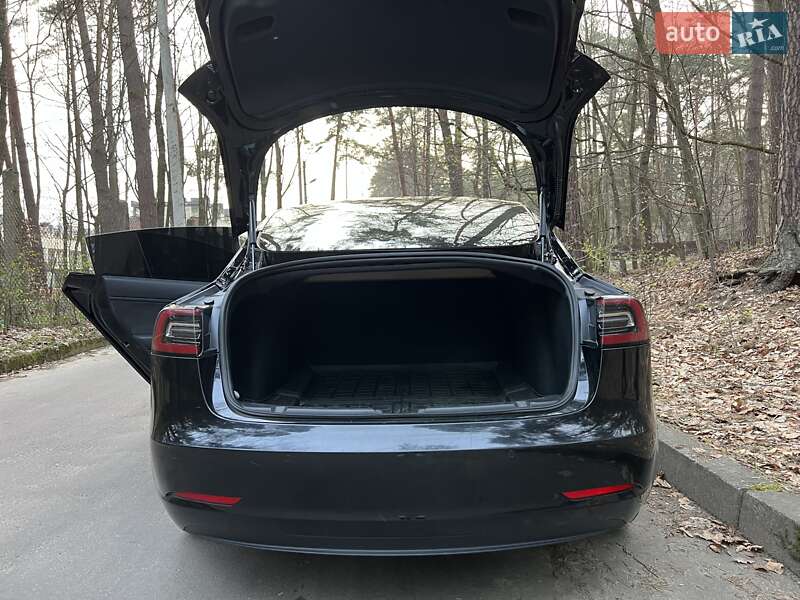 Седан Tesla Model 3 2019 в Львове