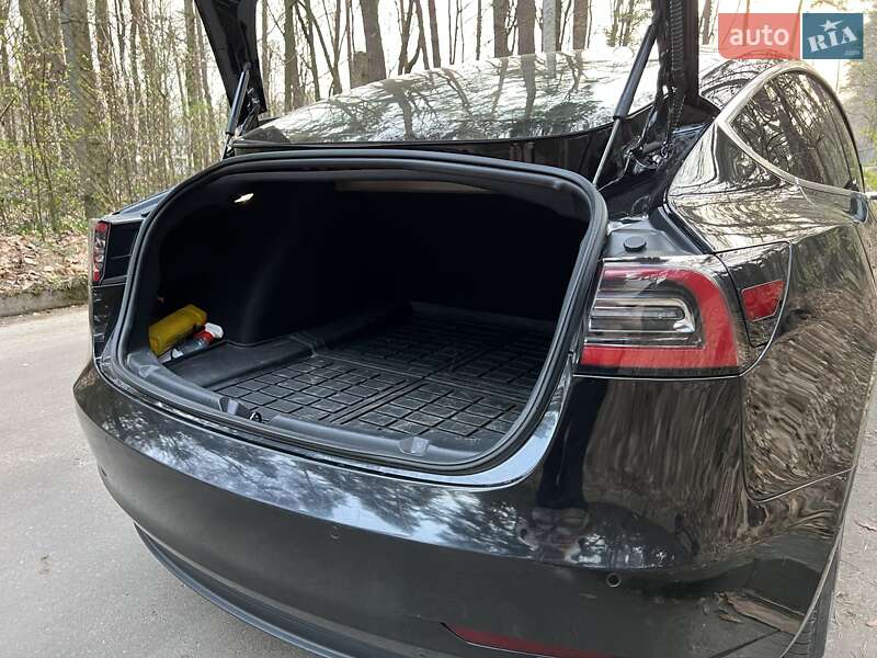 Седан Tesla Model 3 2019 в Львове