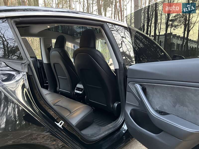 Седан Tesla Model 3 2019 в Львове