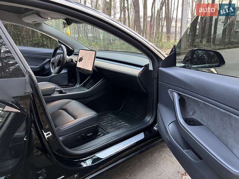 Седан Tesla Model 3 2019 в Львове