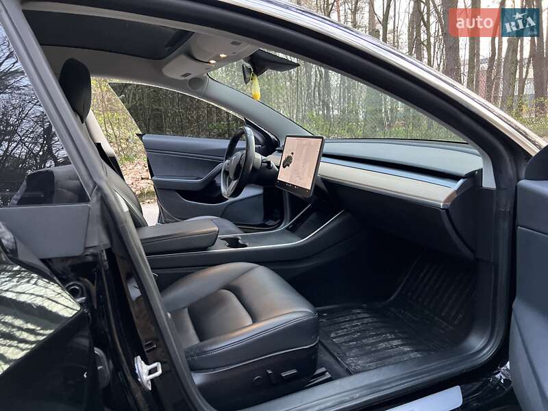 Седан Tesla Model 3 2019 в Львове