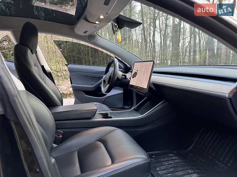 Седан Tesla Model 3 2019 в Львове