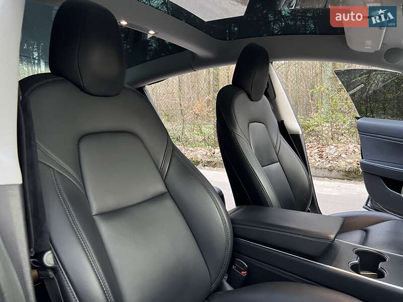 Седан Tesla Model 3 2019 в Львові