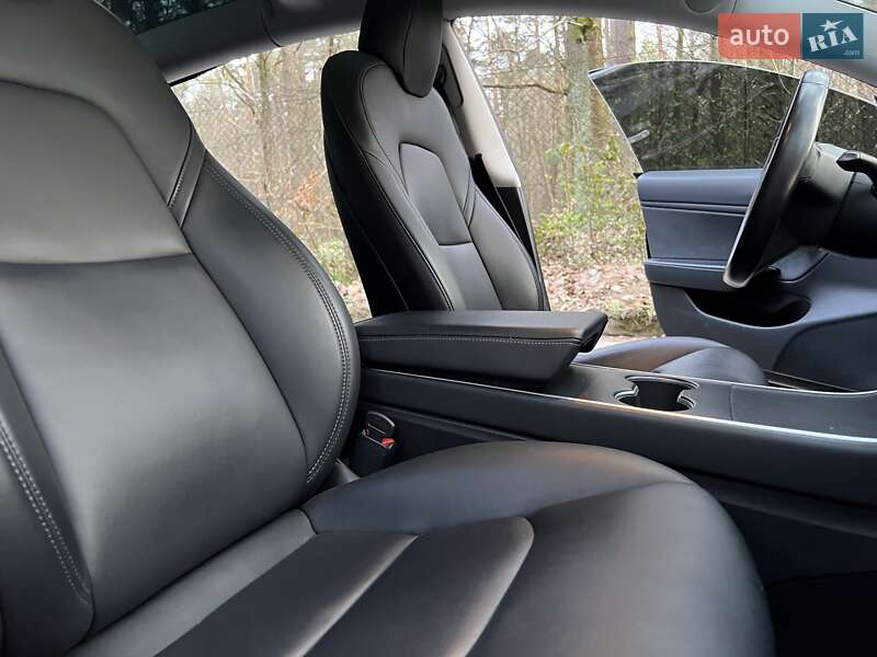 Седан Tesla Model 3 2019 в Львове