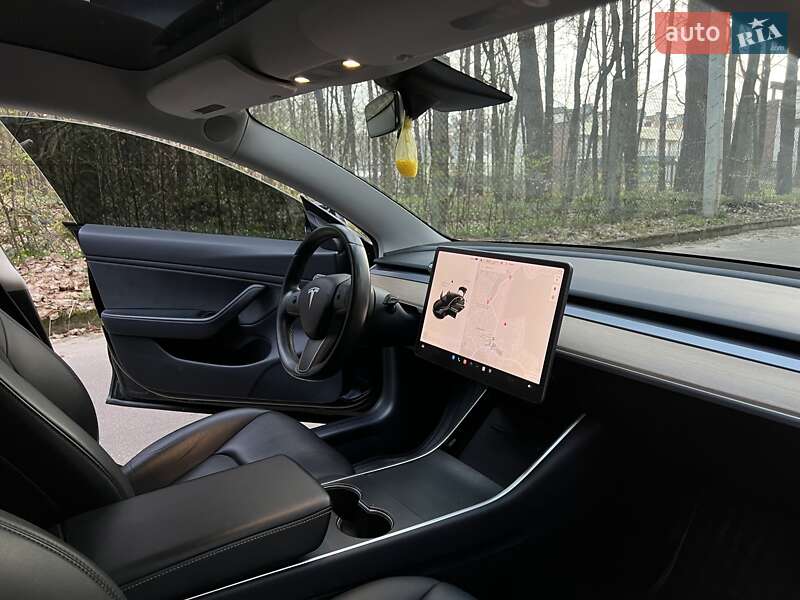 Седан Tesla Model 3 2019 в Львові