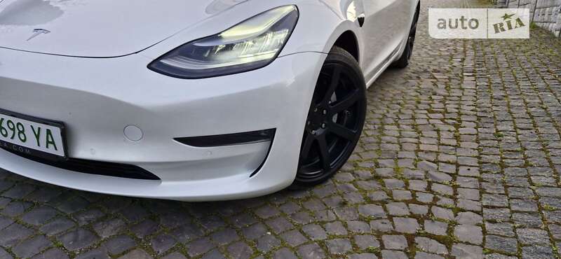 Седан Tesla Model 3 2019 в Черновцах