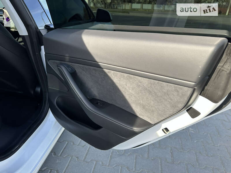 Седан Tesla Model 3 2021 в Снятине