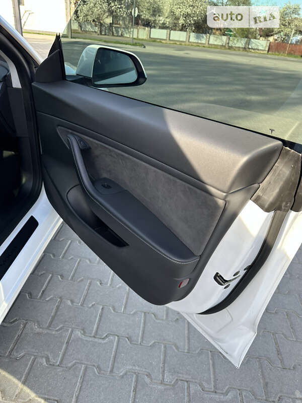Седан Tesla Model 3 2021 в Снятине