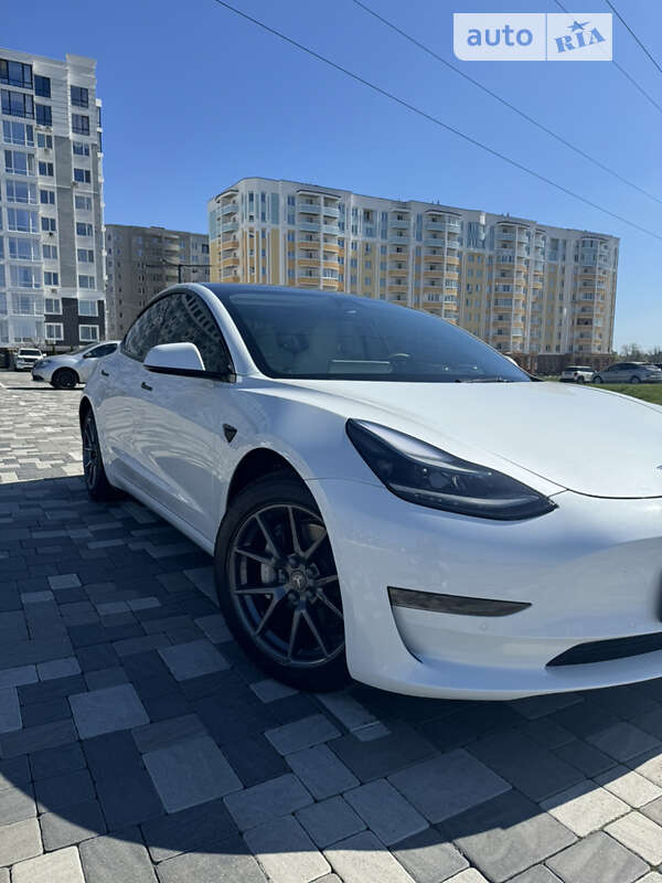 Седан Tesla Model 3 2022 в Киеве