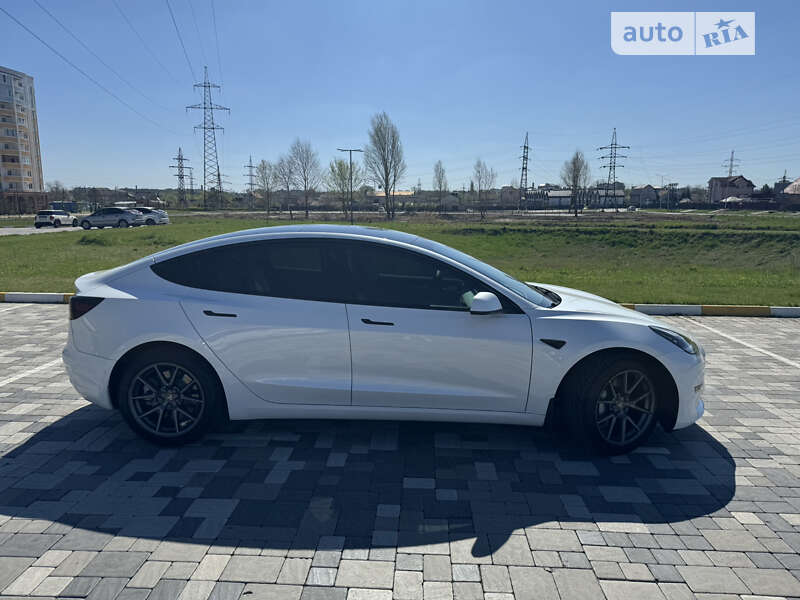 Седан Tesla Model 3 2022 в Киеве