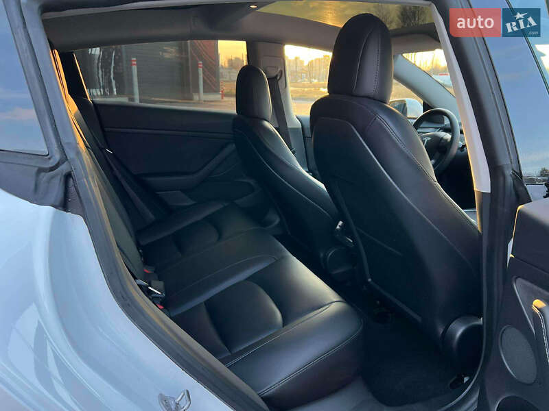Седан Tesla Model 3 2021 в Черкассах