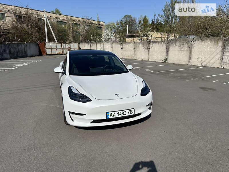 Седан Tesla Model 3 2021 в Вишневом