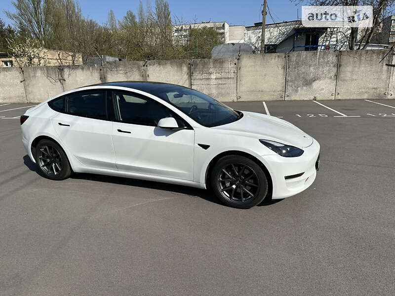 Седан Tesla Model 3 2021 в Вишневом